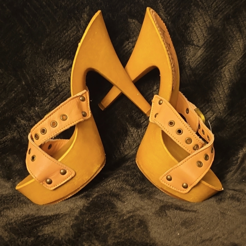 Kiara clogs